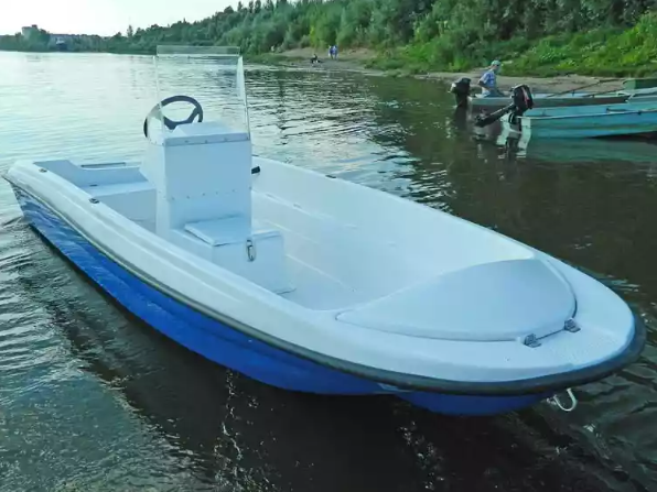 Стеклопластиковая лодка Пингвин с консолью (тримаран) в Новомосковске