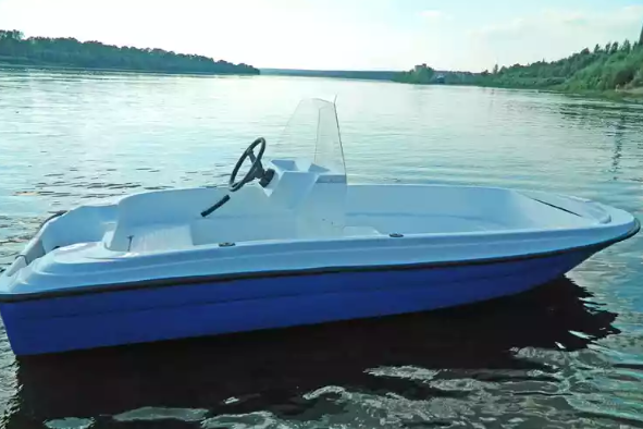 Стеклопластиковая лодка Пингвин с консолью (тримаран) в Новомосковске