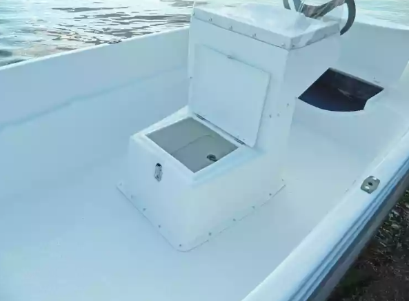 Стеклопластиковая лодка Пингвин с консолью (тримаран) в Новомосковске