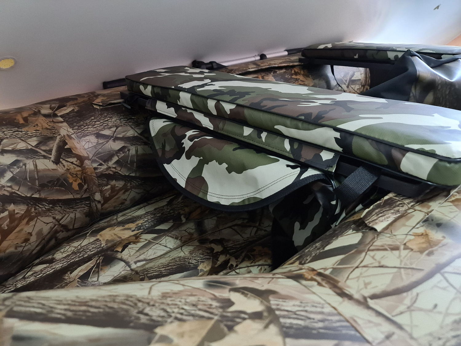 КОМПЛЕКТ МЯГКИХ НАКЛАДОК С СУМКОЙ ДЛЯ ЛОДОК 80Х20 КАМУФЛЯЖ в Новомосковске